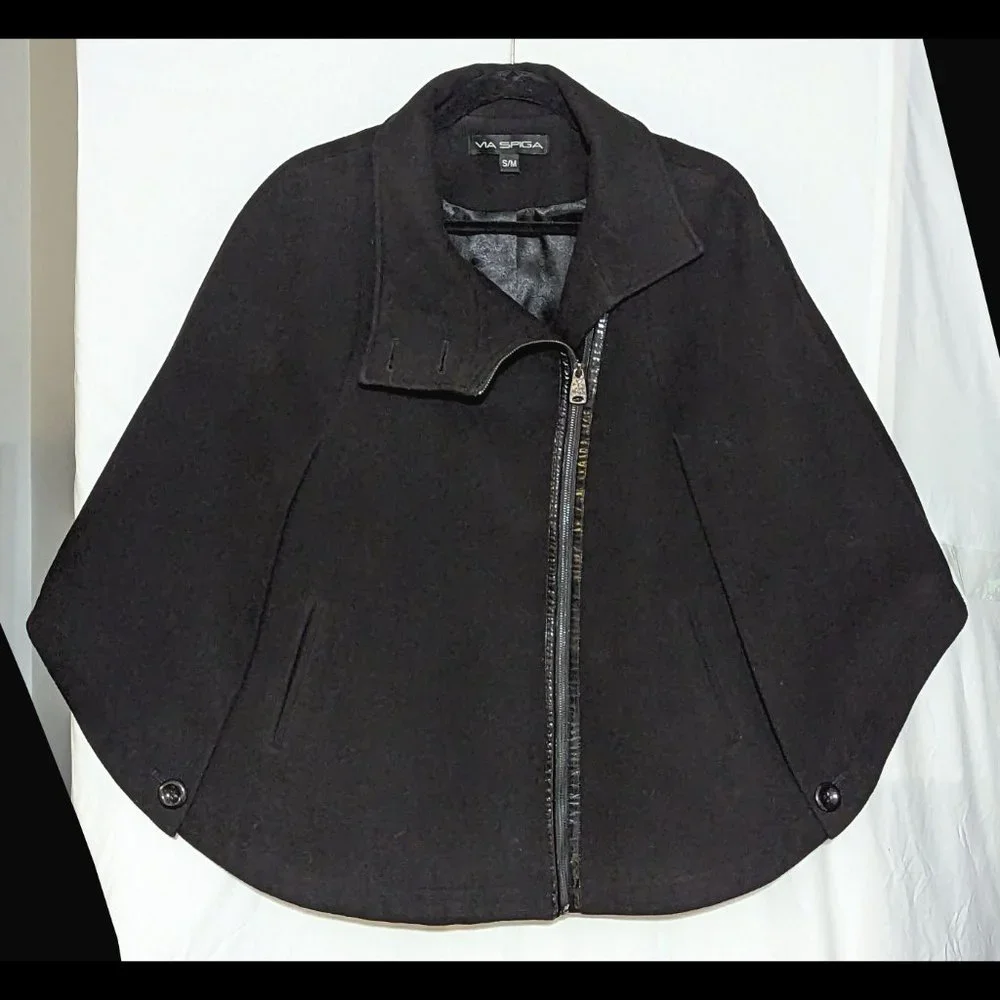 Superb & Elegant VIA SPIGA Size S/M Black Lined Cape w/ Shiny Pleather Trim - Picture 2 of 5
